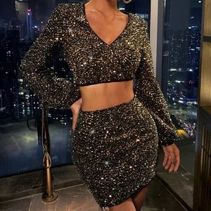V beck crop glitter top & skirt